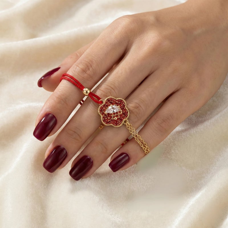 انسيال ذهبي رقيق من الستانلس ستيل المقاوم للصدأ، يجمع بين السلسلة الذهبي والخيط الأحمر، يتوسطه زهرة مرصعة بالزركون الأحمر والشفاف. وقفل قابل للتعديل. - Image 4